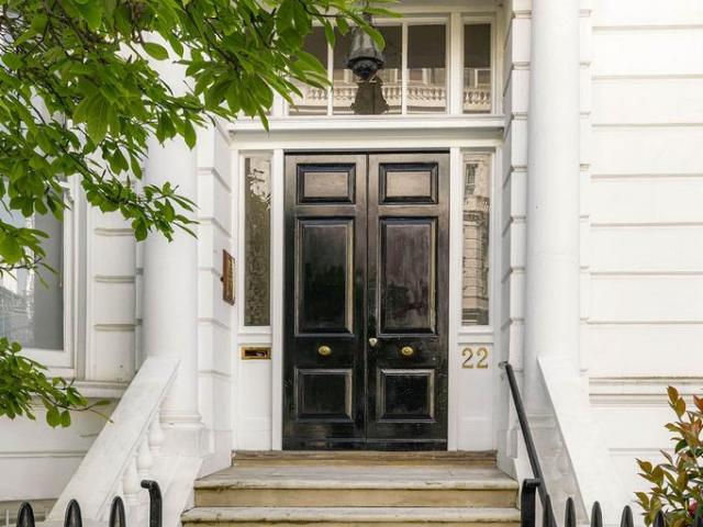 Flat for sale in Kensington, Greater London
