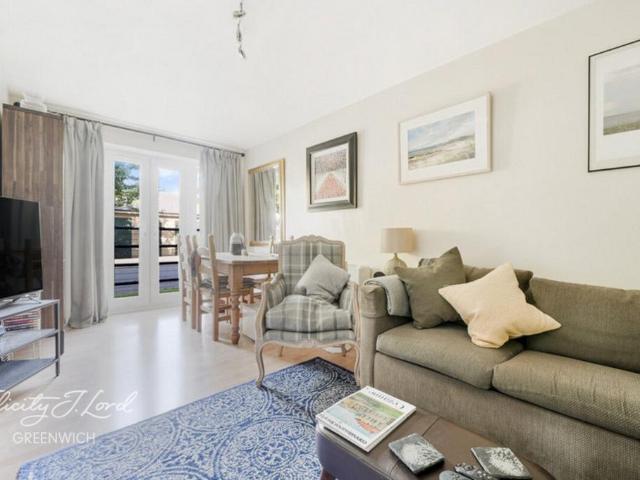 Flat for sale in Greenwich Town Centre, Greater London