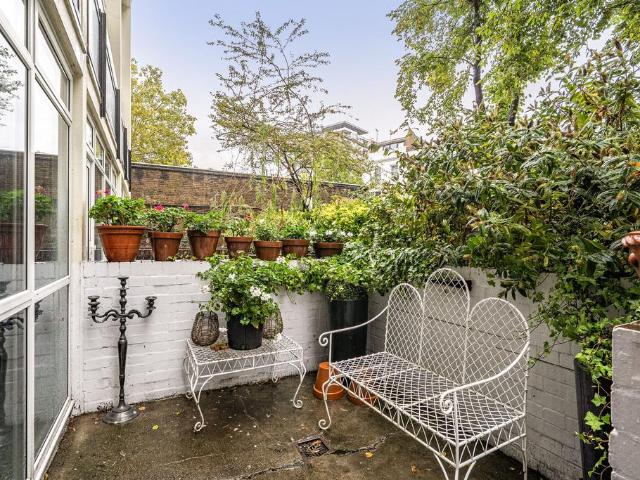 Flat for sale in Fulham, Greater London