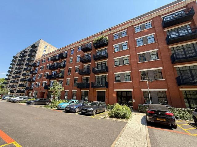 Flat for sale in Hayes, Greater London