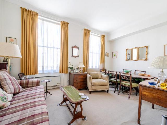 Flat for sale in Earl's Court, Greater London