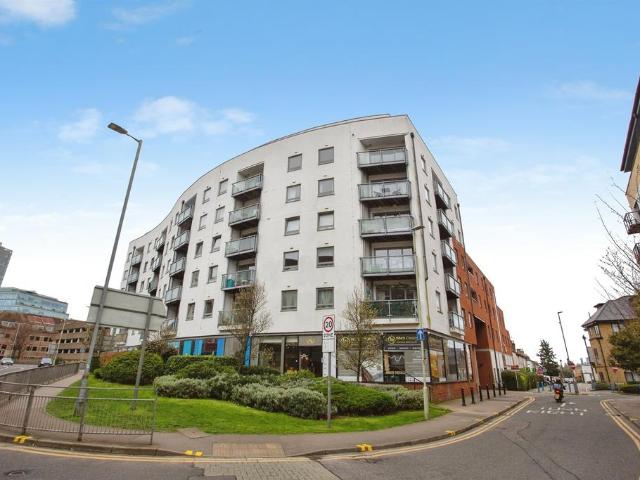 Flat for sale in North Watford, Hertfordshire