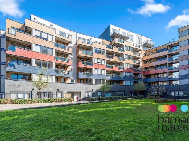 Flat for sale in New Southgate, Greater London