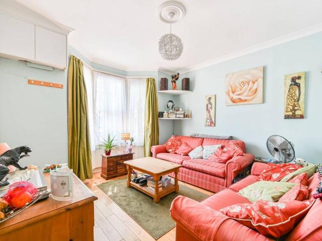 Flat for sale in London Borough of Ealing, Hanwell