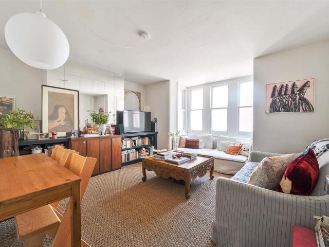 Flat for sale in Queen's Park, Greater London