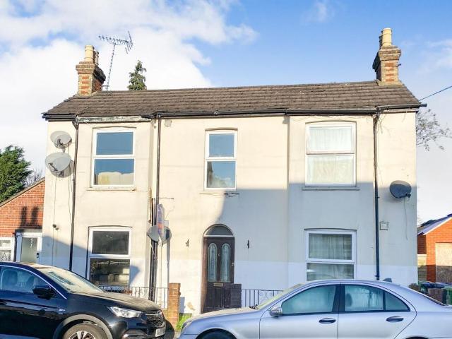 Flat for sale in Heol-las, Surrey