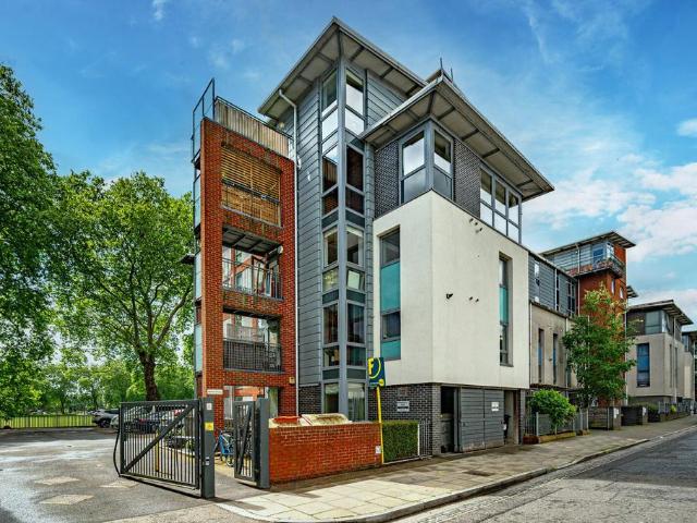 Flat for sale in Clapton, Greater London