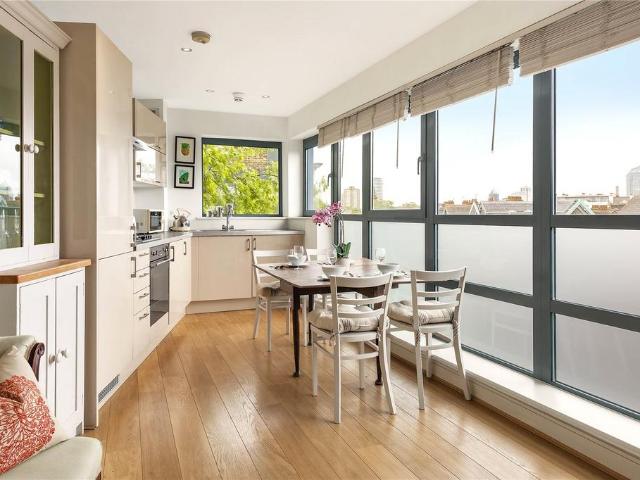 Flat for sale in Battersea, Greater London