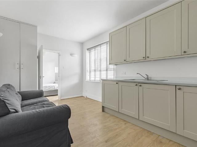 Flat for sale in Fulham, Greater London