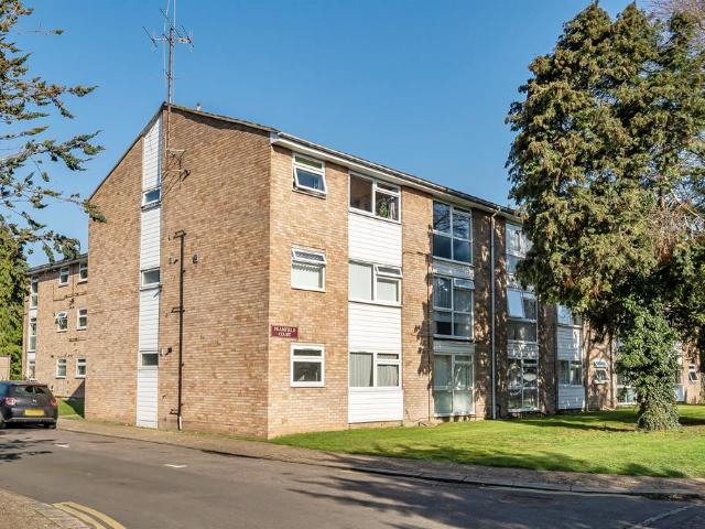 Flat for sale in Bush Hill Park, Greater London