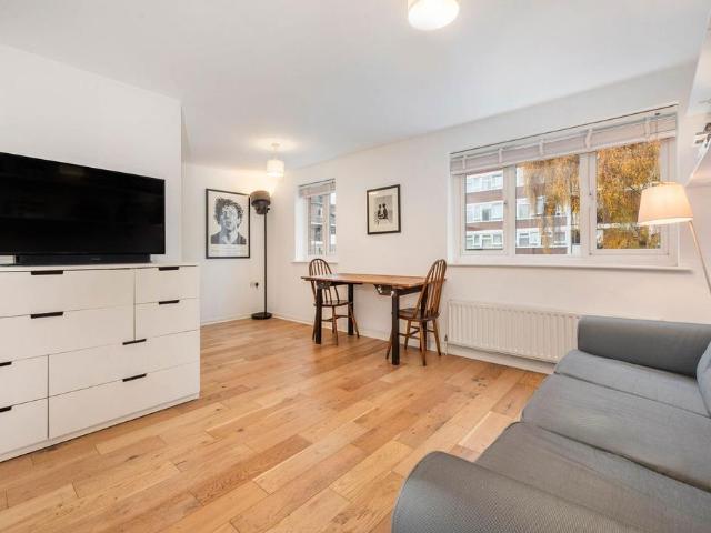 Flat for sale in Hoxton, Greater London