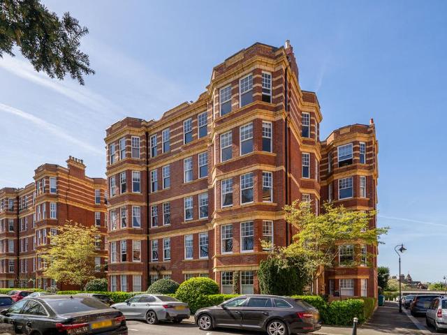 Flat for sale in London Borough of Hounslow, Greater London