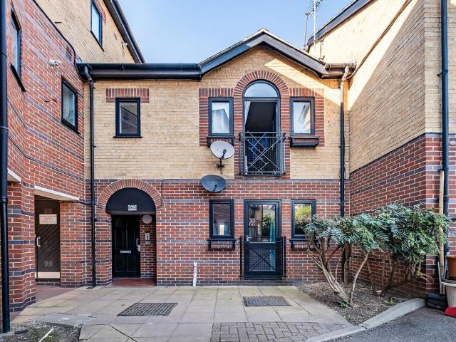 Flat for sale in North Kensington, Greater London