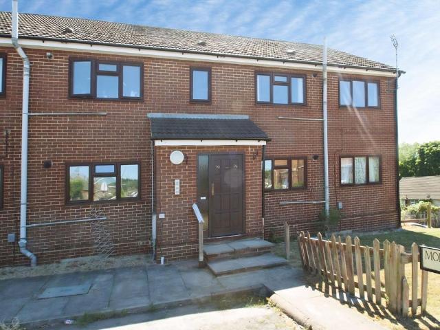 Flat for sale in Spring Park, Luton