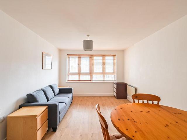 Flat for sale in Isle Of Dogs, Isle Of Man