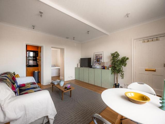 Flat for sale in Kensington, Greater London