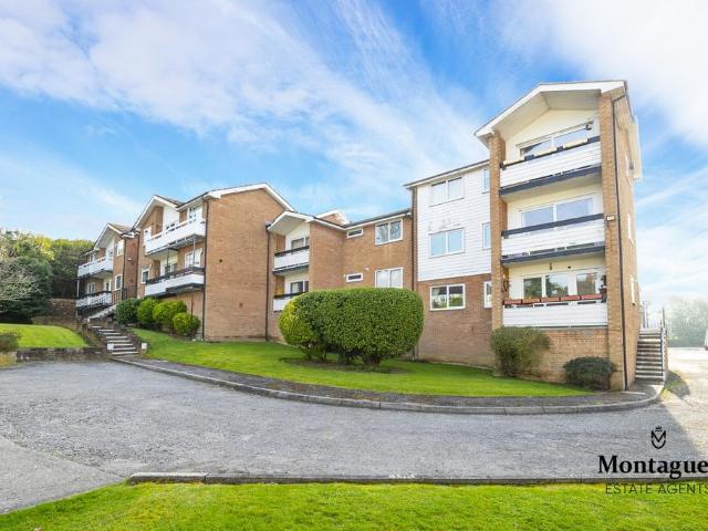 Flat for sale in Ivy Chimneys, Epping