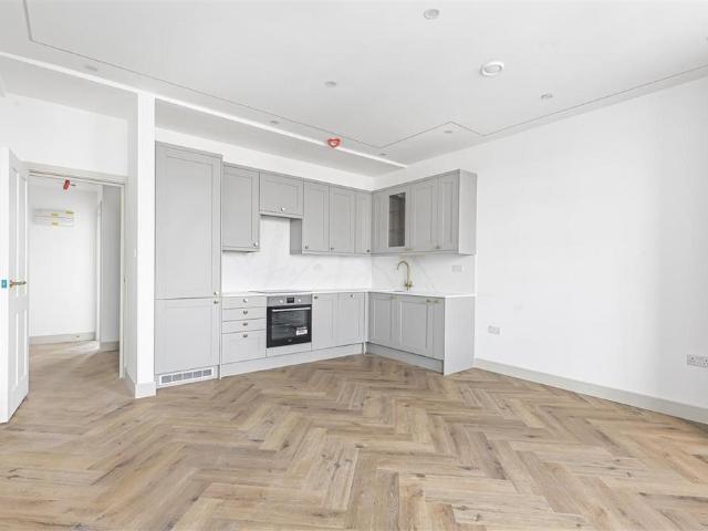 Flat for sale in Southfields, Greater London