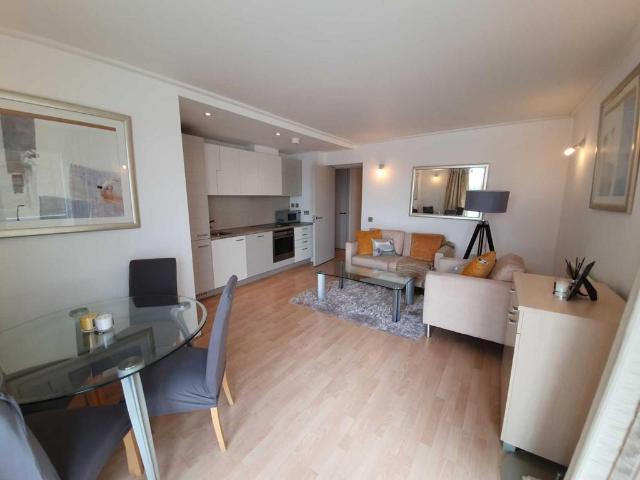 Flat for sale in Canary Wharf, Millwall