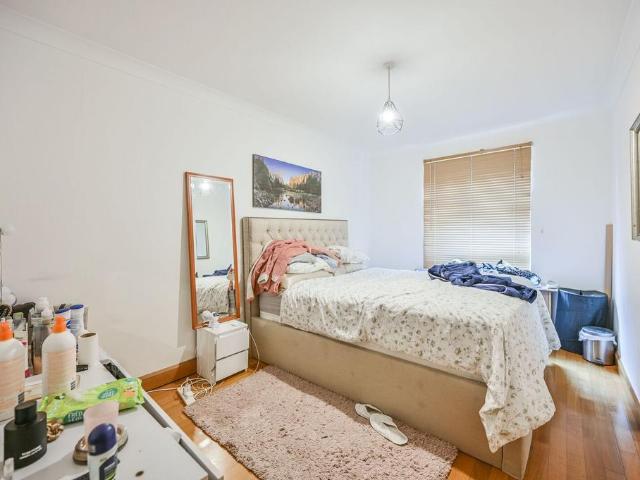 Flat for sale in Colney Hatch, Greater London