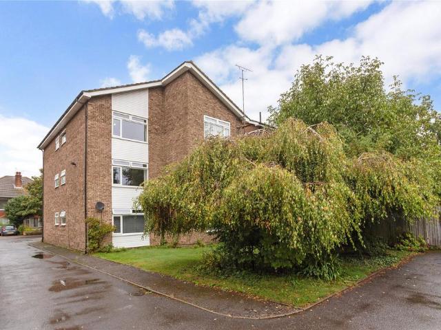 Flat for sale in New Malden, Greater London