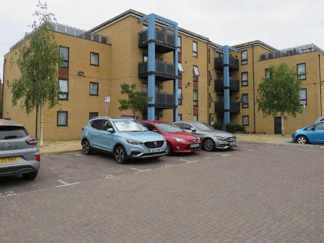 Flat for sale in Dagenham, Greater London