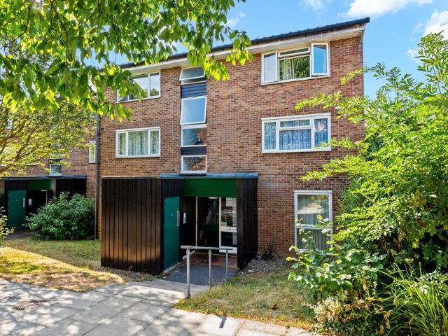 Flat for sale in London Borough of Croydon, Forestdale