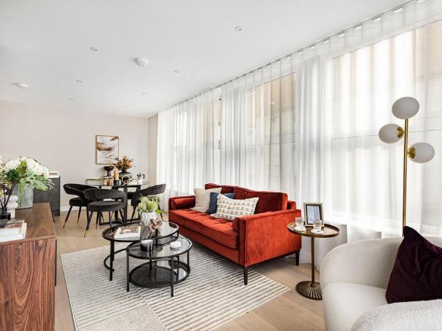 Flat for sale in Strand-on-the-Green, Greater London