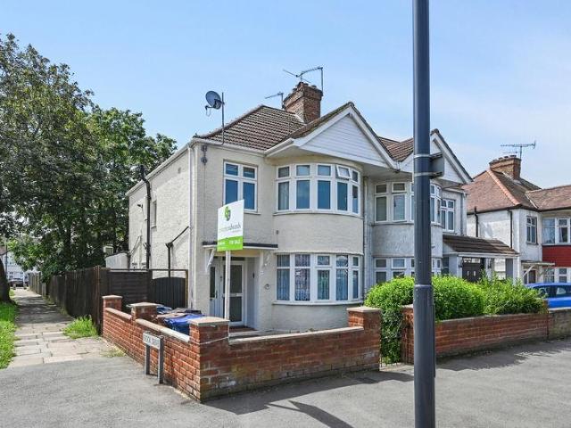 Flat for sale in Harrow Weald, Greater London