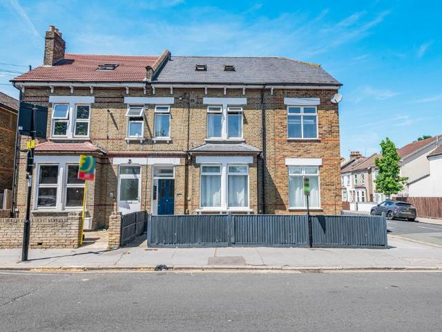 Flat for sale in London Borough of Croydon, Selhurst