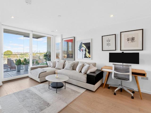 Flat for sale in London Borough of Wandsworth, Greater London