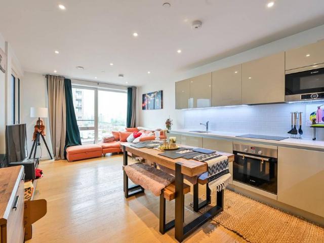 Flat for sale in Elephant and Castle, Greater London