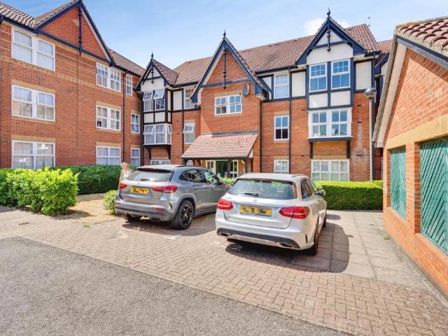 Flat for sale in Stone, Monks Orchard