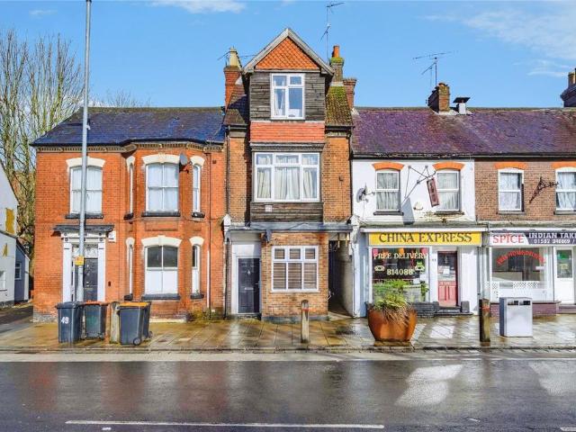 Flat for sale in Dunstable, Bedfordshire