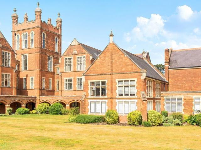 Flat for sale in Connaught Park, Bushey