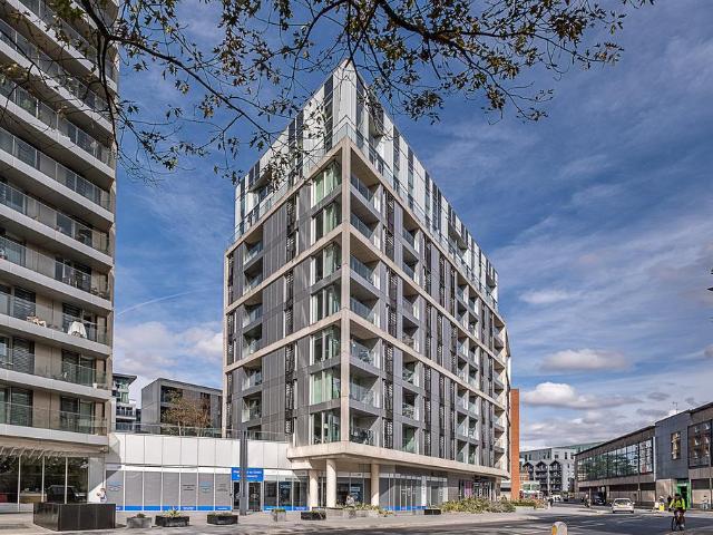 Flat for sale in London Borough of Wandsworth, Greater London