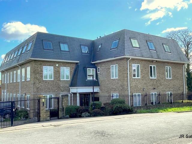 Flat for sale in Potters Bar, Cuffley
