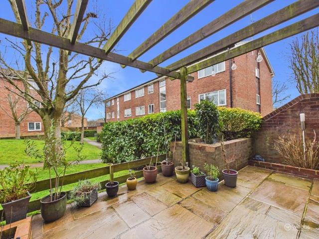 Flat for sale in London Borough of Croydon, Forestdale