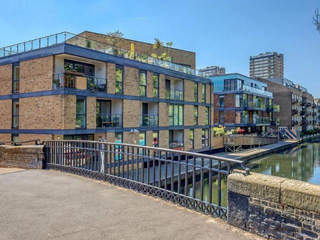 Flat for sale in Old Ford, Greater London