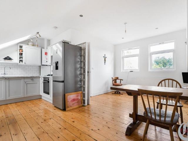 Flat for sale in Lower Clapton, Greater London