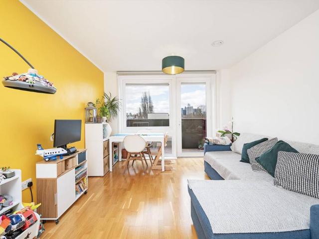 Flat for sale in Ratcliffe, Stepney