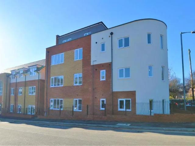 Flat for sale in Spring Park, Luton