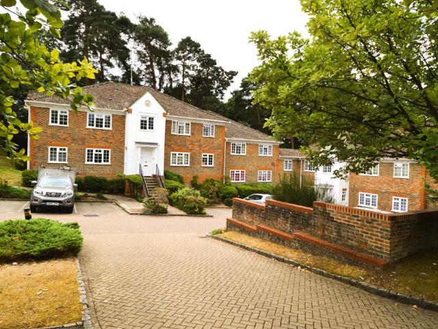 Flat for sale in Heatherside, Heol-las