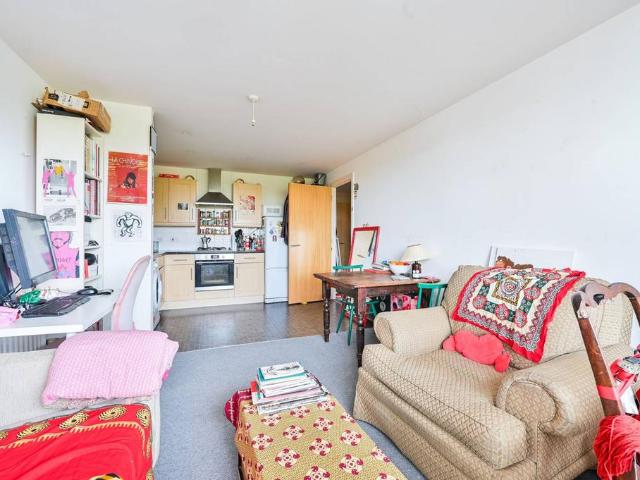 Flat for sale in Walworth, Greater London