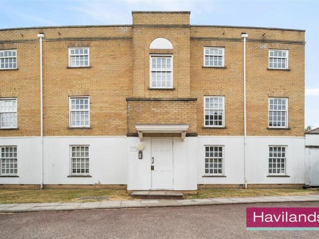 Flat for sale in Southgate, Greater London
