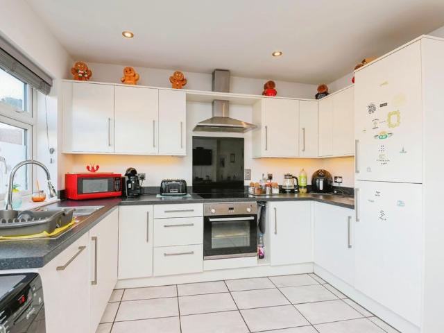 Flat for sale in Dale Hill, Essex