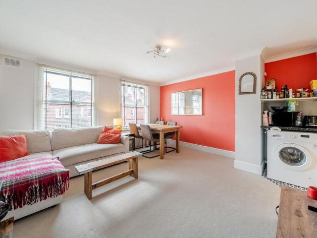 Flat for sale in Balham, Greater London