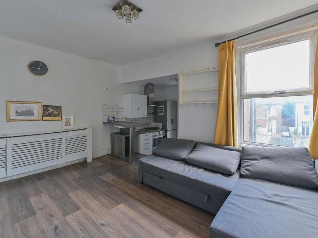 Flat for sale in London Borough of Croydon, Selhurst