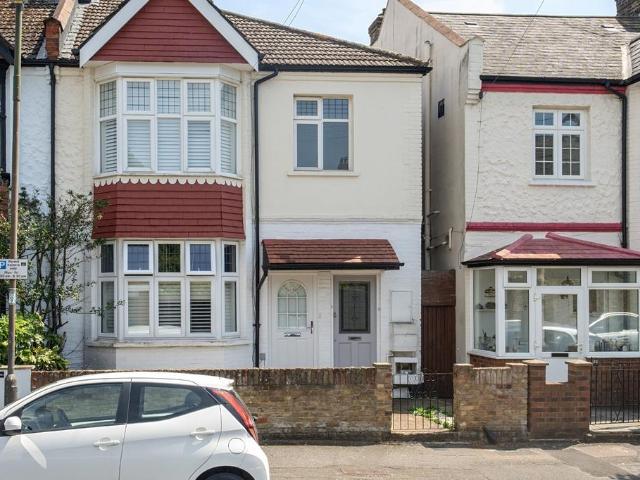 Flat for sale in London Borough of Merton, Raynes Park