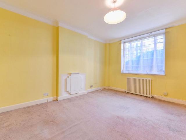 Flat for sale in Grove Park, Greater London